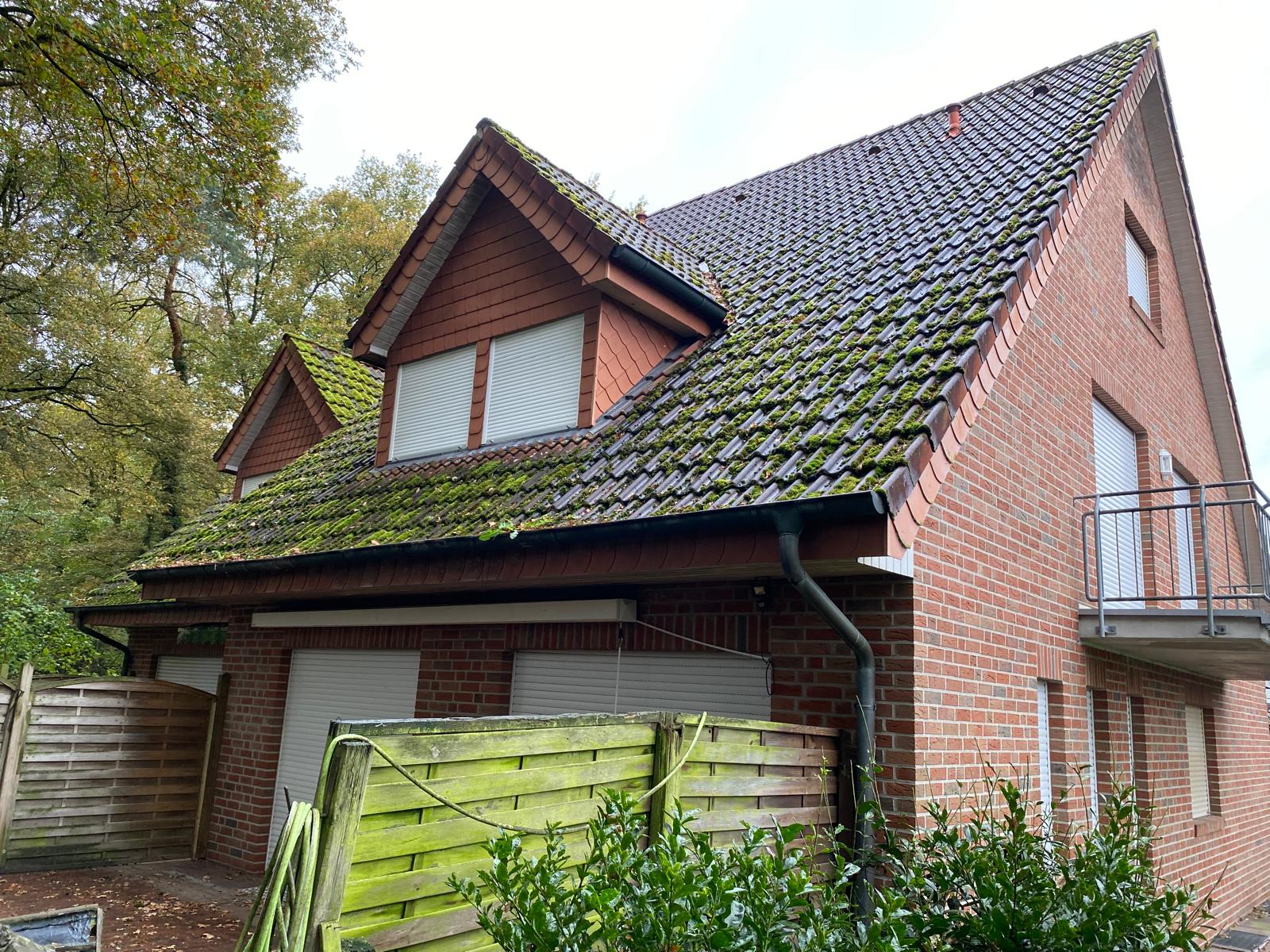 Dach in Georgsdorf vor der Reinigung